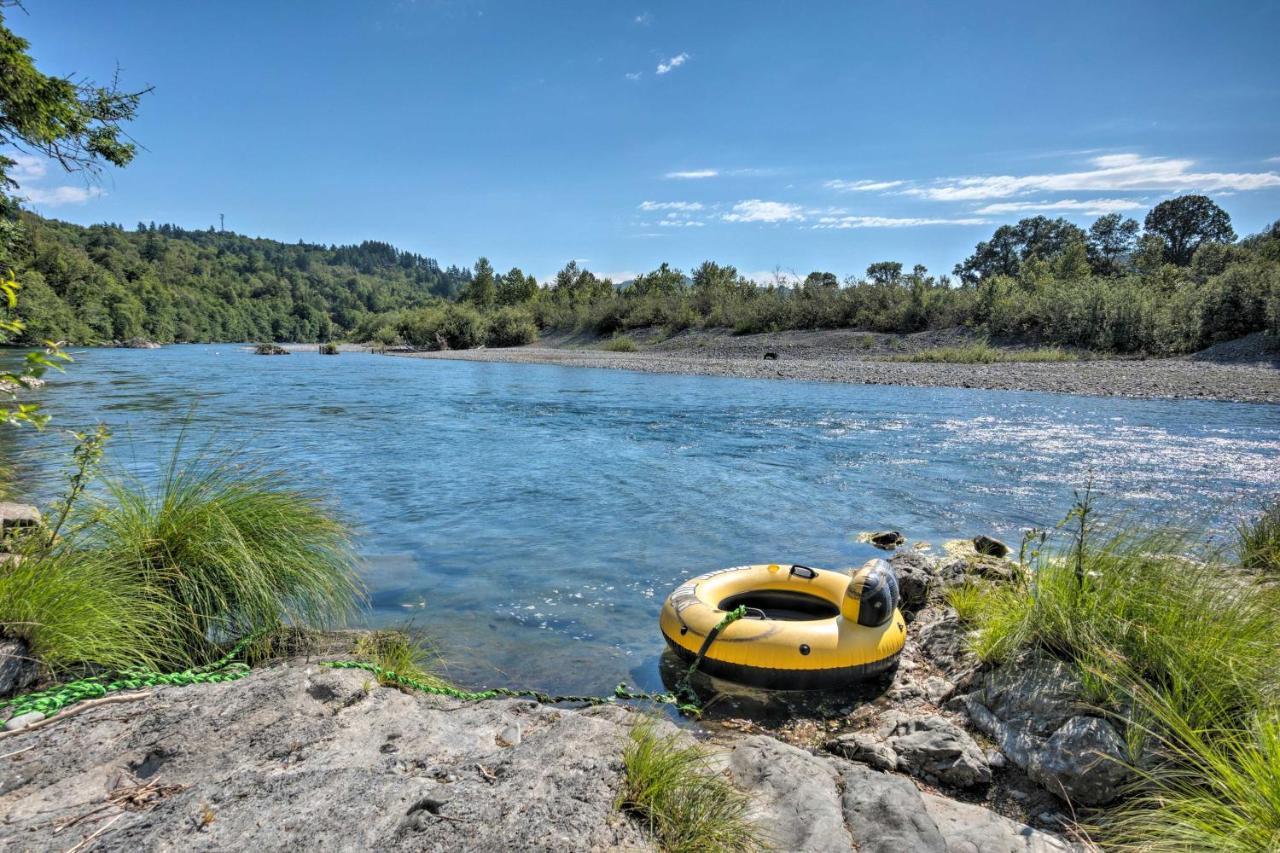 Quaint Riverside Reprieve With Kayaks And Floats! Brookings Bagian luar foto
